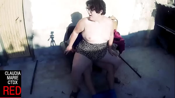 En Bata De Ba&ntilde;o Y El Sol Caliente Follada Entre Esta Pareja thumbnail