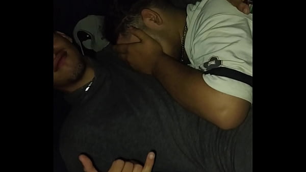 Novinhos fodendo no sof&aacute_