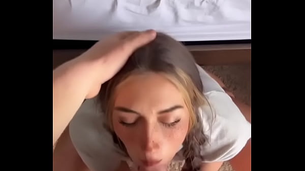 Rubiajovencita tatuada mamando pollade desconocido