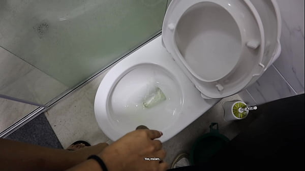 Mi amiga coge mi verga mientras habla con su novio