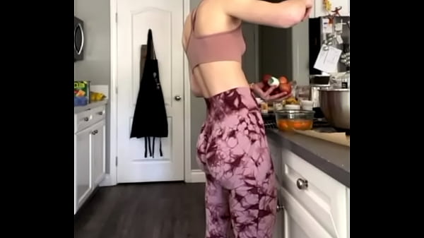 SkinnySlut Shows Off_Tight Ass On KikLive