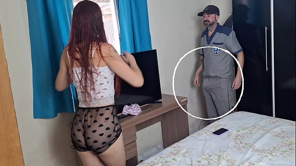 Play MP4 - Manutencista e a dona de casa safada se exibe