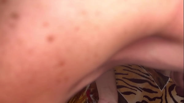 Branquelo levando muita pica e leite de e negros . 