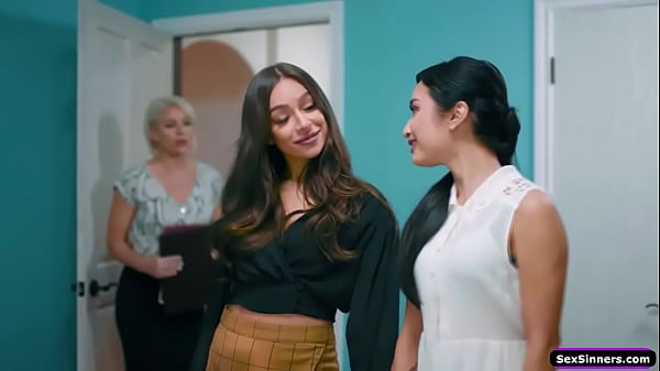 Play MP4 - SexSinners&period;com - Lesbians licking pussy during open house