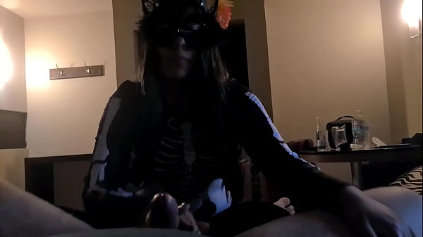 me follo a putita que conocí en fiesta de Halloween. Se la meto sin_condón y me vengo_adentro