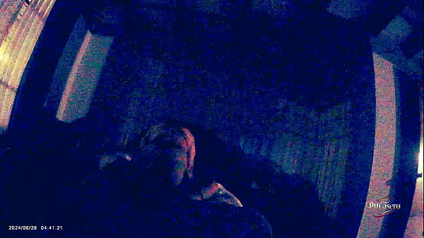 Meti&eacute;ndole pinga de misionero en su cuarto sin editar sin cortes sin filtros 