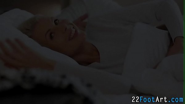 Nonton Blonde Gets Footworship thumbnail