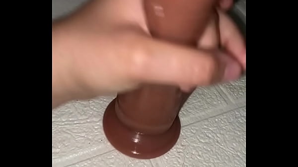 Le hago una paja con las manos a mi dildo 