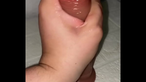 le hago una paja con_las manos a mi dildo