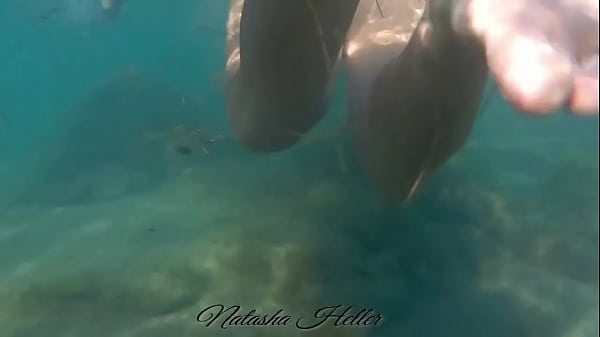 Купаюсь в море голенькой 