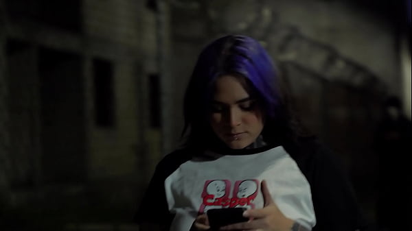 Play MP4 - Gotica Culona es atrapada en la calle por Ghost Face para sexo rudo de halloween