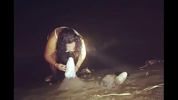 La puta de Elizabeth abre las puertas del infierno de su trasero con enorme dildo artesanal. 