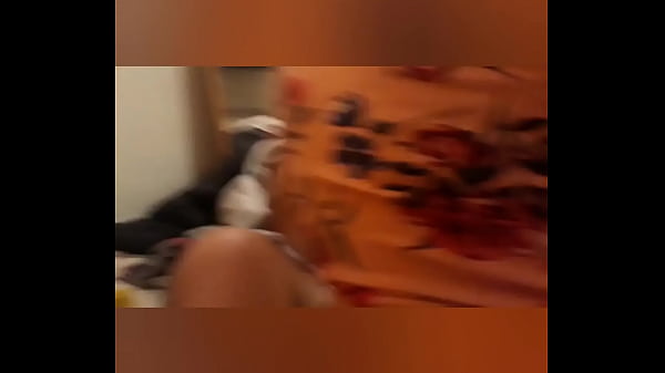 Me la chupa con desesperacion y luego se pone de perrito para_que la penetrebien duro