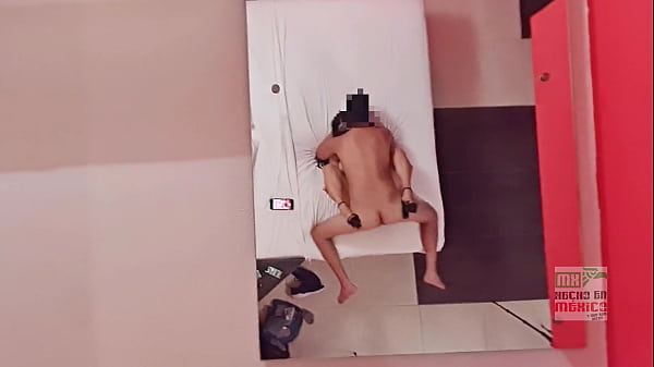 C&aacute;mara escondida pov techo show cuckold esposa regia follando frente a su marido 1
