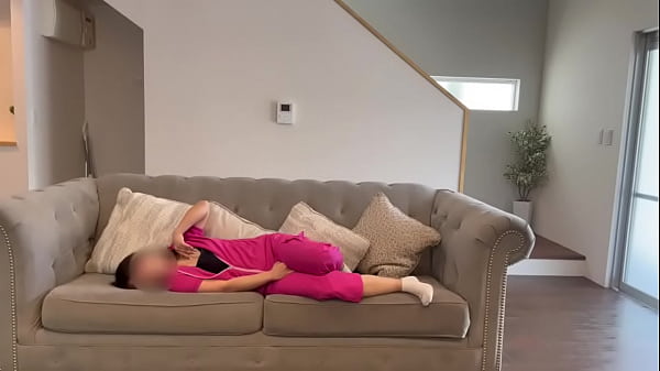 みんな仕事に行ってるからリビングでゆったりオナニーができました&hellip;ソファーがビチョビチョになっちゃう。 