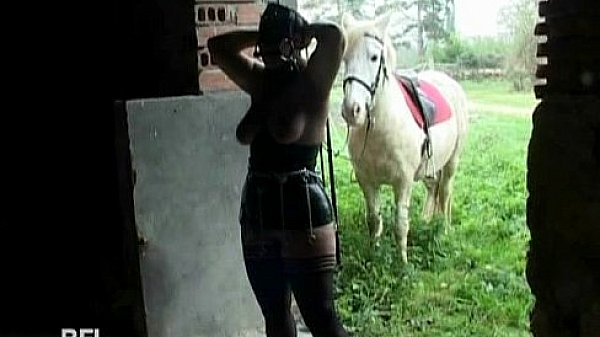 Nonton Girl Gets The Horsewhip thumbnail