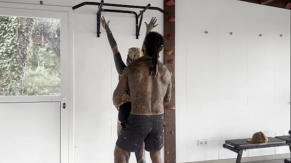 Play MP4 - Sexy tattooed fresa came to training session