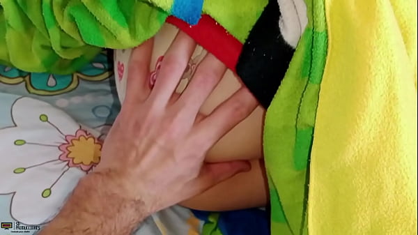 Mi Cachondo Hermanastro Entra A Mi Habitaci&oacute;n Y Me Sorprende Con Su Verga thumbnail