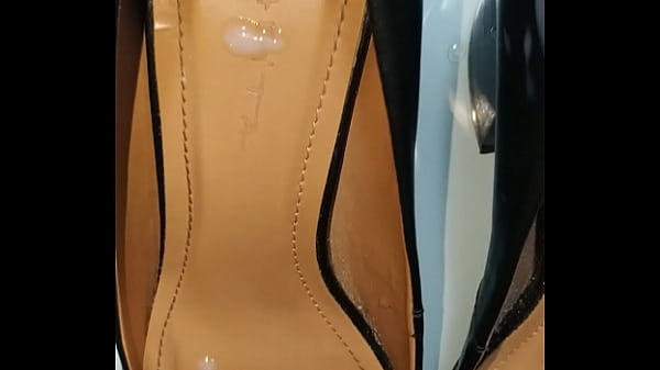 Play MP4 - Gozando no Scarpin da prima enquanto ela toma banho&excl;&excl;&excl;