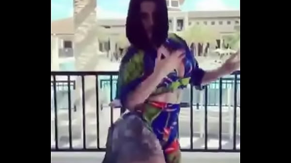 Culona mueve rico las nalgas 