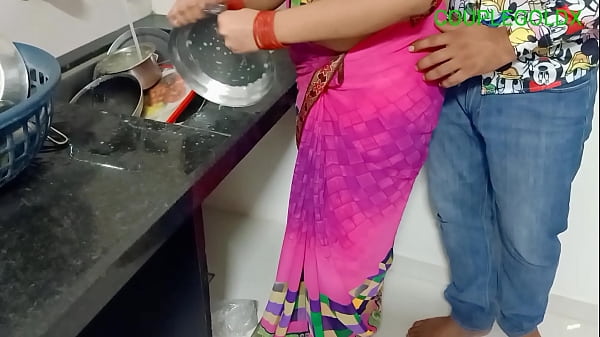 Play MP4 - बरतन धो रही हैं अंदर मत जाओ मुझे पानी पीना है लेकिन मरवा लेती है