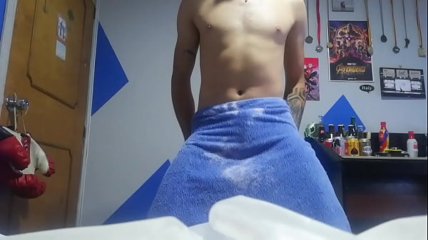 Play MP4 - Chico baila con el miembro al aire