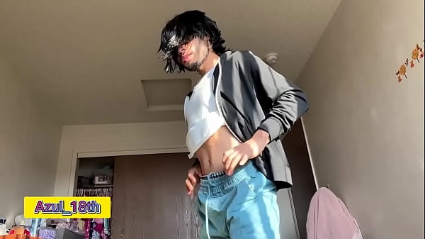 Hermoso joven haciendo travesuras durante el fin de semana 