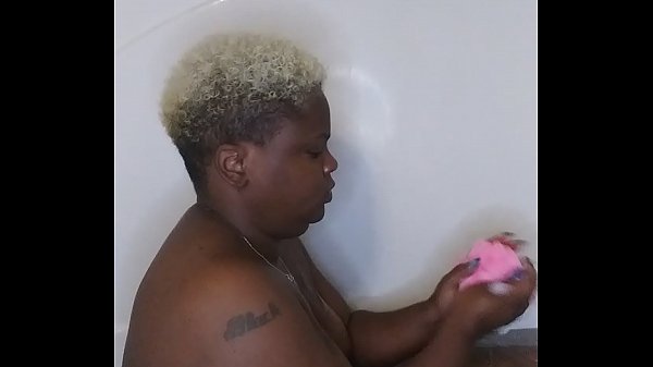 Play MP4 - Ebony Bath Time