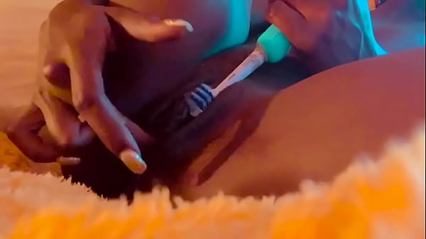 Ebony girl toying pussy til_it squirt