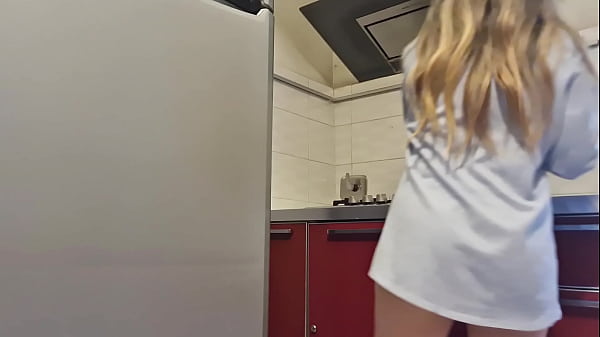 gostosa limpa o fogão e fica hot