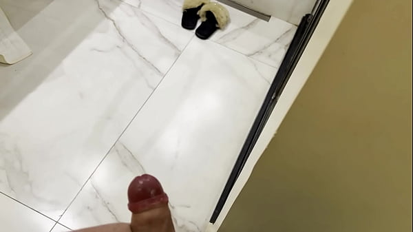 meu enteado me espiando enquanto estou tomando banho na hidro... 