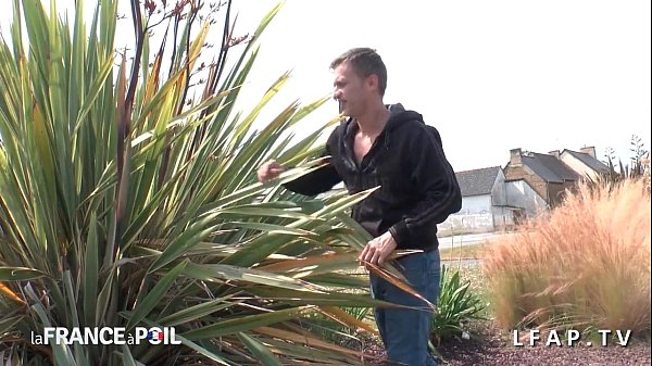 Sa femme francaise seprostitue et suce des queues en pleine_nature