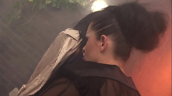 Nonton Fishnet Clad Kaia Kane Stuffs Black Beauty Jasmine Webb With Thick Black Dildo thumbnail