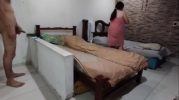 Llegódel trabajo y encuentroa mi prima desnuda en mi cuartome pidió que usará sucoño yboca