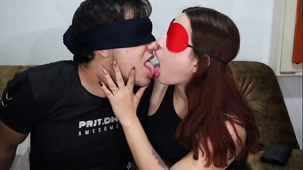 Delicioso y Profundo Beso con Lengua de una Hermanastra de 18 a&ntilde;os que es Celosa 
