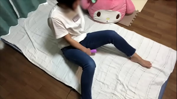 「あっ、おもちゃ気持ちいい&hellip;」お気に入りのおもちゃでオナニーする可愛い女子◯生。 thumbnail