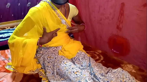 Play MP4 - अनिता भाभी ने अपनी चुत की प्यास  को बुझाने के लिये करेला को अपनी चुत में डालकर चुत की आग को  ठंडा किया