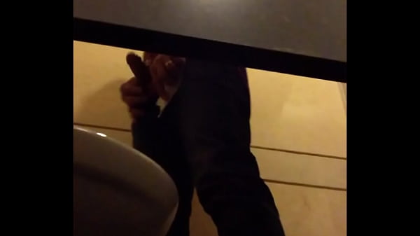 suc cu trong toilet vincom.MOV