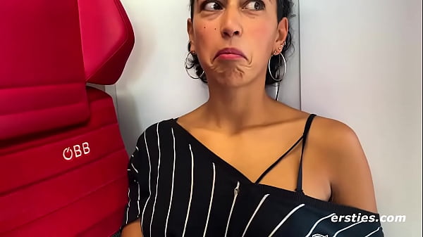 Play MP4 - Ersties - Leidenschaftlicher Lesben-Sex auf der Zugtoilette