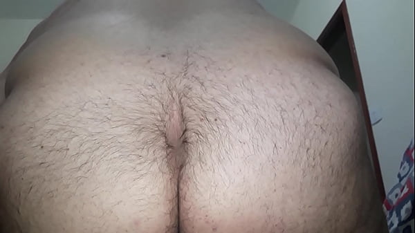 Gordo safado mete cenoura no rabo 