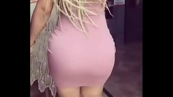 NALGONA Y PIERNUDA EN VESTIDO ROSA 