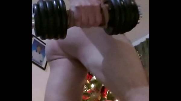 Entrenando desnudo frente al pino navide&ntilde;o. 