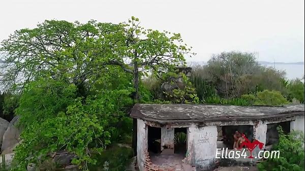 Safada N&atilde;o Perde Tempo Em Dar Para Nativo Em Praia Perdida - Confira! thumbnail