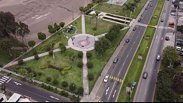 Nonton Cornudo Deja Que Dos Amigos Se Cojan A Su Esposa thumbnail