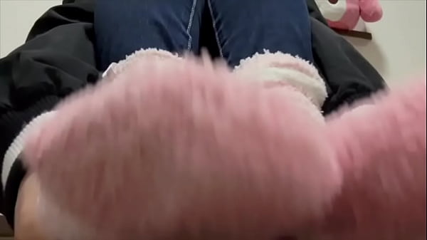 好きなヨガトレーナーのもっこりしたおちんこを見ながらヨガしてたらムラムラが止まらず、トイレでオナニーしちゃう女子大生。 