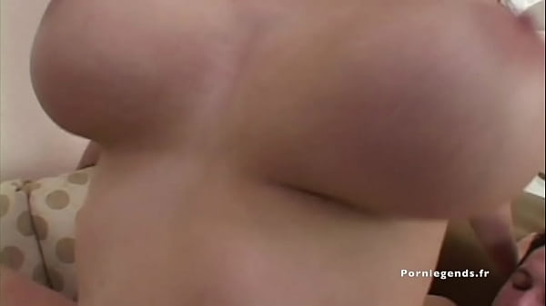 Gianna Michaels adore manger le_sperme de deux hommes dans ce_trio torride