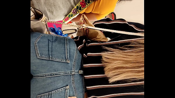 Acompa&ntilde_o a mi prima de compras y le grab&oacute_ el culo