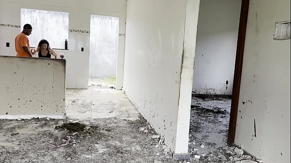 Parei na constru&ccedil;&atilde;o pra fazer xixi quando percebo vejo um cara gostoso dei minha buceta pra ele no pelo 