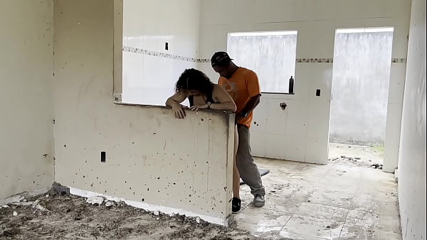 Parei na constru&ccedil;&atilde;o pra fazer xixi quando percebo vejo um cara gostoso dei minha buceta pra ele no pelo 