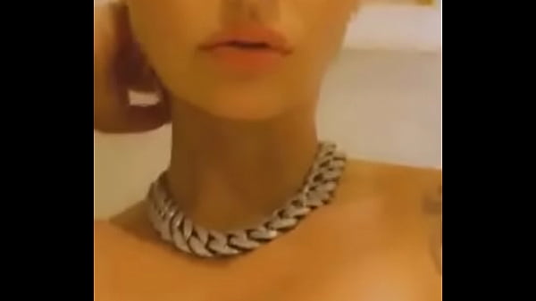 Ebony in yellow twerking